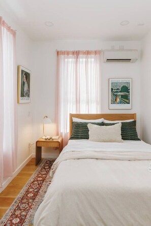 1 bedroom, iron/ironing board, WiFi, bed sheets - European Style Luxe 1BD, Walk to All OTR (Cincinnati)