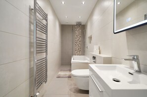 Dusche, Haartrockner, Handtücher