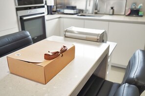 Fridge, microwave, oven, dishwasher - Charming Apartment in Prestigious Belsize Park - Pass the Keys (London)