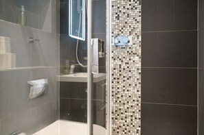 Dusche, Haartrockner, Handtücher