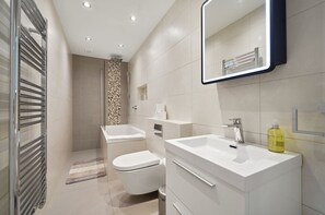 Dusche, Haartrockner, Handtücher
