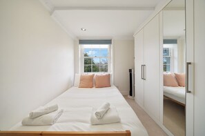 Iron/ironing board, free WiFi, bed sheets - Charming Apartment in Prestigious Belsize Park - Pass the Keys (London)