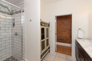 Hair dryer - The Swan OTR | Rooftop and Parking | 3Br / 2.5Ba (Cincinnati)