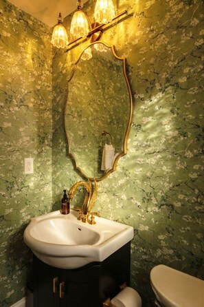 Hair dryer - The Swan OTR | Rooftop and Parking | 3Br / 2.5Ba (Cincinnati)