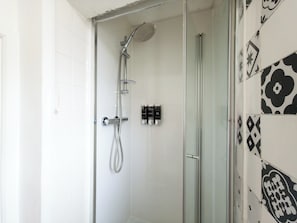 Shower, hair dryer, towels - Stylish Flat Near Whitechapel - Pass the Keys (London)