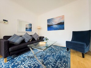 TV - Stylish Flat Near Whitechapel - Pass the Keys (London)