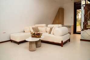 Klassieke kamer, balkon, uitzicht op het strand | Interieur