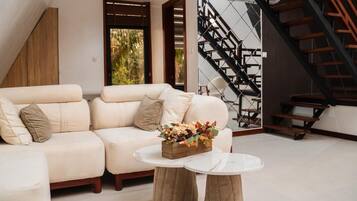 Klassieke kamer, balkon, uitzicht op het strand | Interieur