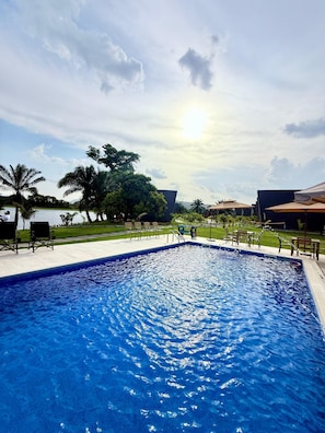 Una piscina al aire libre