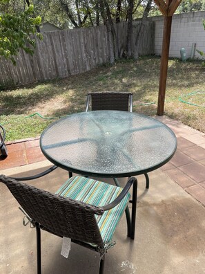 Outdoor dining - Spacious House in pleasant North West Austin/Cedar Park (Cedar Park)