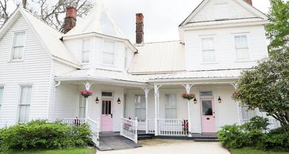 Historic Lake House on Lake Jackson Water Views