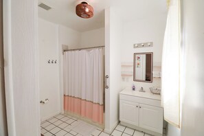 Dusche, Haartrockner, Handtücher, Toilettenpapier