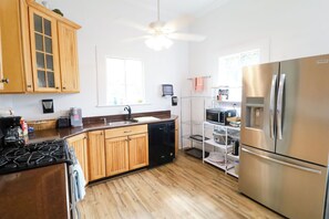 Private kitchen - Historic Lake House on Lake Jackson Water Views (Florala)