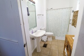 Dusche, Haartrockner, Handtücher, Toilettenpapier