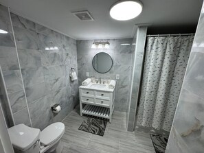 Bathroom - Sun & City Gem: The Perfect Hub for Downtown Vibes & Beach Escapes (Pensacola)