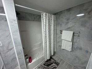 Haartrockner, Handtücher, Seife, Shampoo