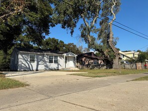 Exterior - Sun & City Gem: The Perfect Hub for Downtown Vibes & Beach Escapes (Pensacola)