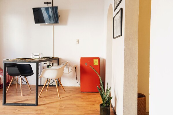 Classic Studio, 1 Bedroom, Non Smoking, Private Bathroom | Living area
