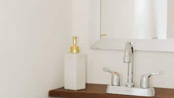 Apartment, 1 Bedroom, Non Smoking, Private Bathroom | Bathroom