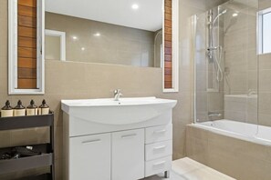Hair dryer, towels - Spacious 4BR Birkenhead Retreat | 3 Living Areas (Auckland North Shore)