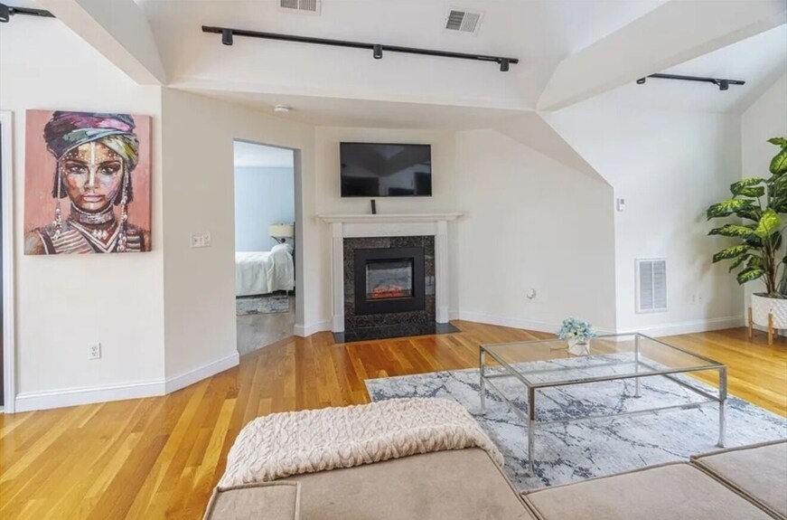 Welcome In This Charming One Bedroom Apartment Located In Westwood. Worldcup2026 - Wellesley, MA