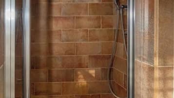 Dusche, Haartrockner, Handtücher, Seife
