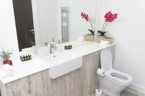 Bathroom - Stunning 2-Bed Retreat - AO Arena & Victoria Stn (Manchester)