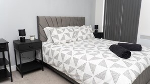 Iron/ironing board, WiFi, bed sheets - Stunning 2-Bed Retreat - AO Arena & Victoria Stn (Manchester)