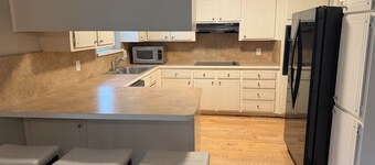 3-bedroom house in serene Benbrook with cool AC breeze