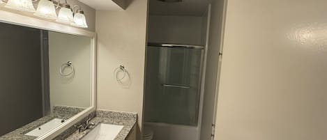 SĂšche-cheveux, serviettes fournies, savon, papier toilette
