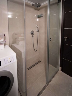 Shower, hair dryer, shampoo - Downtown cozy and chic apartment (Chalkida)