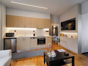 Kühlschrank, Mikrowelle, Ofen, Herdplatte