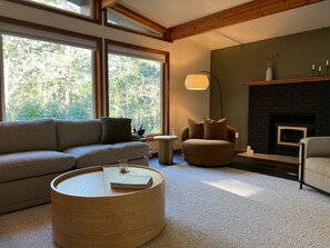 Smart TV - MindWell Retreat: Privacy, Wellness, Nature & Proximity to Victoria (Victoria)
