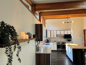 Fridge, microwave, oven, stovetop - MindWell Retreat: Privacy, Wellness, Nature & Proximity to Victoria (Victoria)