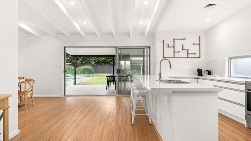 Coastal Family Escape, Pool, Yard & 150m to Warilla Beach