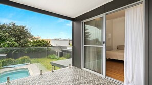 Terrace/patio - Coastal Family Escape, Pool, Yard & 150m to Warilla Beach (Warilla)