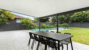 Outdoor dining - Coastal Family Escape, Pool, Yard & 150m to Warilla Beach (Warilla)