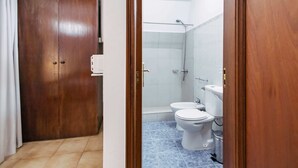 A bathroom with a shower, toilet, and bidet. - Economy Studio Apartment in the heart of Funchal. 2' walk from Cathedral. (Funchal)