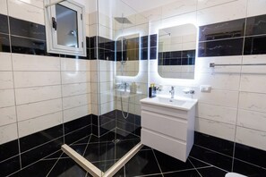 Shower, hair dryer, bidet, towels - Gaia's Apartments Vlorë (Vlorë)