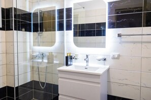 Shower, hair dryer, bidet, towels - Gaia's Apartments Vlorë (Vlorë)
