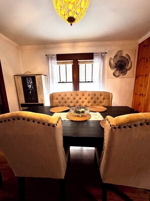 Dining - Cozy 3-bedroom duplex house in Covington near downtown. (Covington)