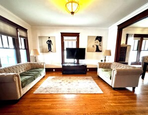 Living area - Cozy 3-bedroom duplex house in Covington near downtown. (Covington)