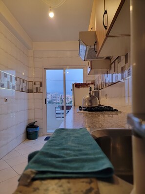 Private kitchen - Bright Family 2 bedroom Apartment in Hay Salam - Garden & Park Views. (Agadir)