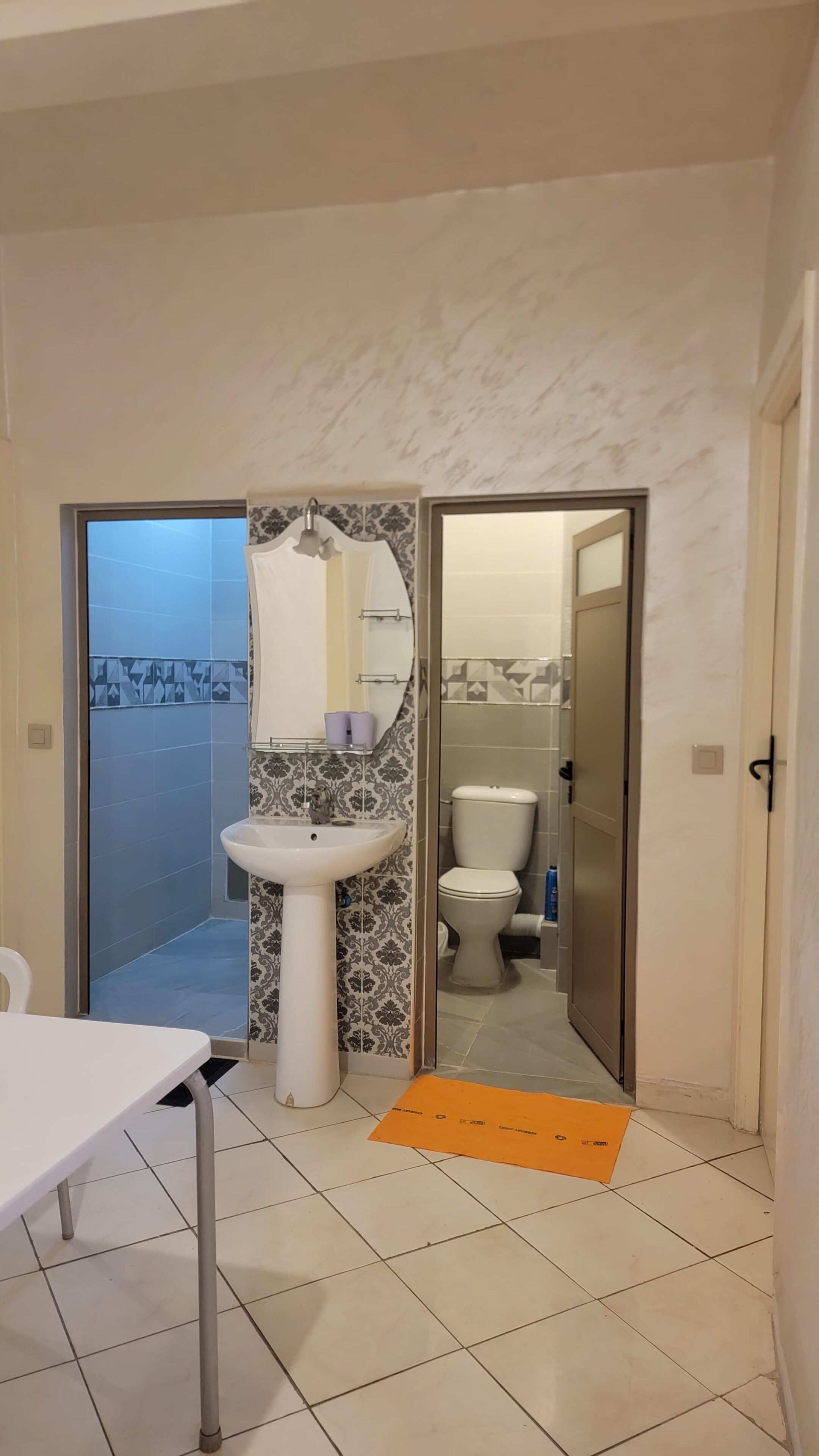 Een douche, handdoeken, zeep, toiletpapier