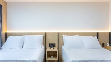 Studio Confort, vue partielle sur la mer