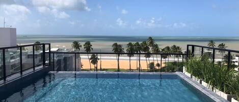 Studio tiện nghi đơn giản, quang cảnh một góc biển | Hồ bơi