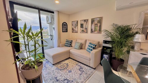 Apartment mit Aussicht, Balkon, Fitnessraum und Parkplatz.