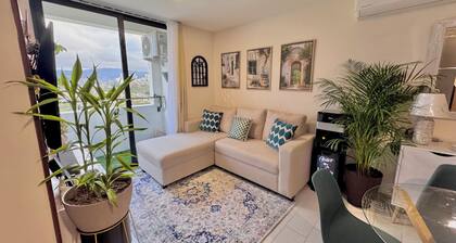 Apartment mit Aussicht, Balkon, Fitnessraum und Parkplatz.