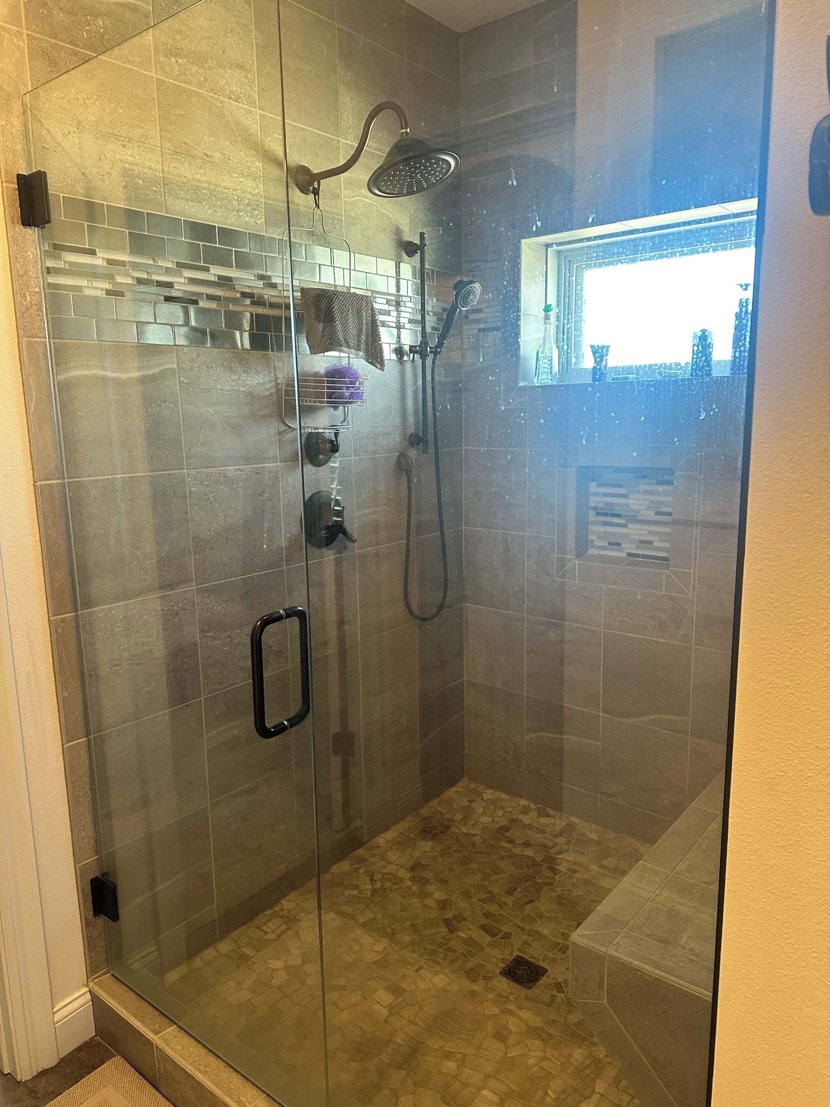Douche, sèche-cheveux, serviettes fournies, savon