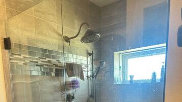 Douche, sèche-cheveux, serviettes fournies, savon